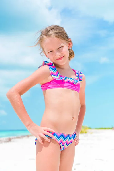 Portrét rozkošné holčičky na pláži během letních prázdnin — Stock fotografie