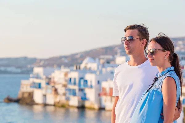 在米科诺斯岛的美丽的年轻夫妇, 基克拉迪群岛。希腊游客享受希腊度假背景著名的米科诺斯风景 — 图库照片
