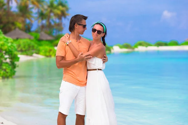 Jeune couple heureux pendant les vacances à la plage aux Maldives — Photo