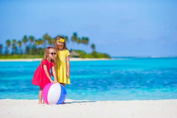 Kleine entzückende Mädchen spielen am Strand mit Luftball — Stockfoto