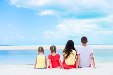 Genç bir aile sahilde tatilde.