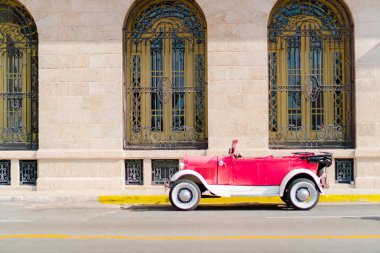Eski vintage Amerikan araba eski Havana'nın bir sokak görünümü