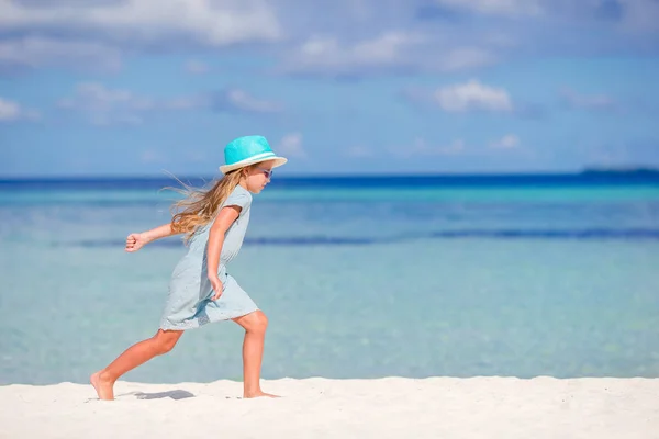 Adorable niña durante las vacaciones en la playa divirtiéndose —  Fotos de Stock