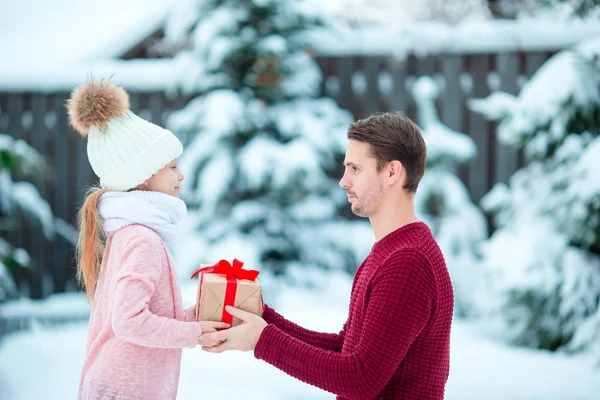 Vader geeft kerstcadeau aan zijn dochtertje — Stockfoto