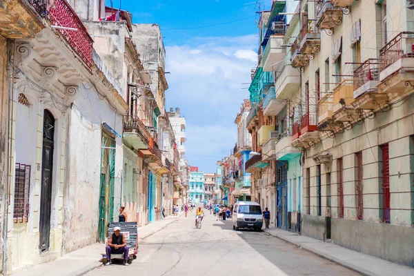 Authentic view of a street of Old Havana with old buildings and cars — Stock Photo, Image