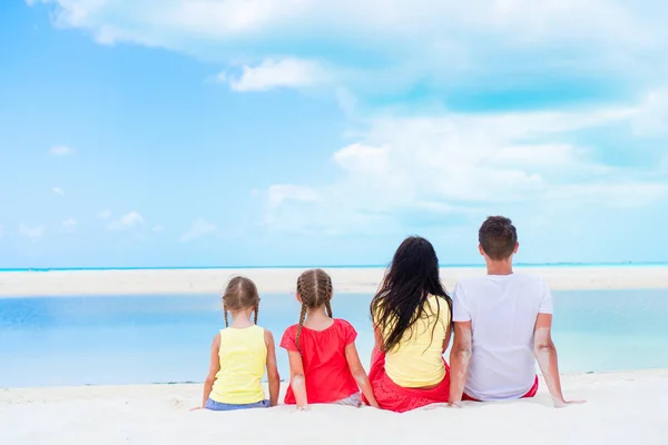 Genç bir aile sahilde tatilde. — Stok fotoğraf