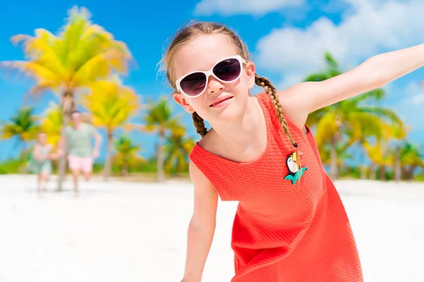 Primer plano de niña adorable durante las vacaciones en la playa divirtiéndose —  Fotos de Stock