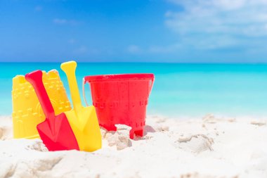 Plaj çocukları beyaz kumsalda oyuncaklar