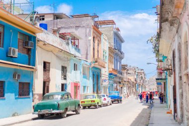 Eski bina ve arabalarla Eski Havana 'nın otantik manzarası