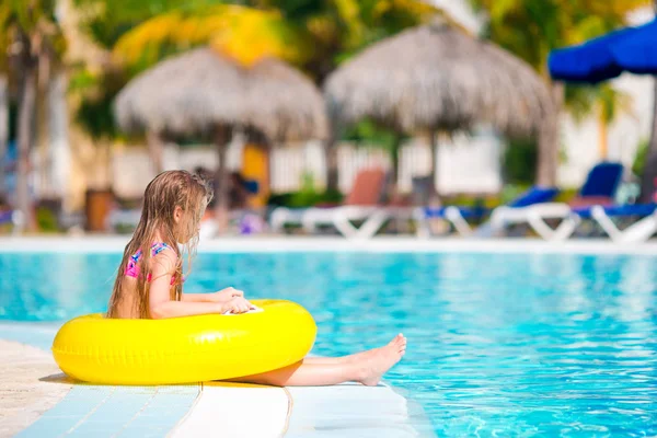 Niña con círculo de goma inflable en la piscina —  Fotos de Stock