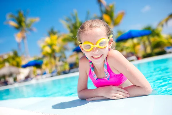 Retrato menina se divertindo na piscina exterior — Fotografia de Stock