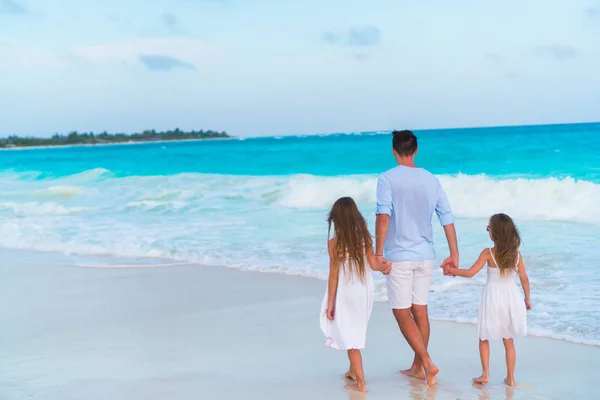 Familia caminando por la playa blanca en la isla caribeña por la noche — Foto de Stock