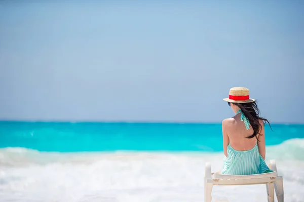 Mladá žena na tropické pláži s kloboukem — Stock fotografie