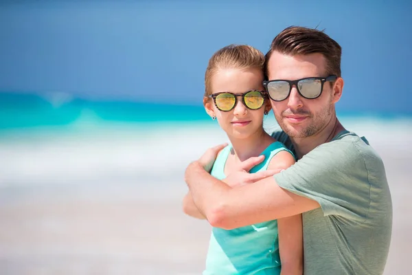 Portret taty i jego urocza córeczka w białej plaży — Zdjęcie stockowe