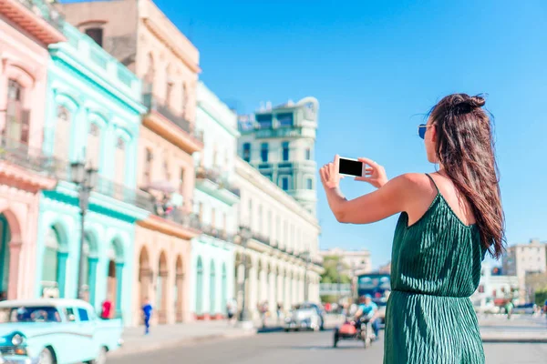 Toeristisch meisje in de populaire wijk Havana, Cuba. Jonge vrouw reiziger glimlachen gelukkig. — Stockfoto