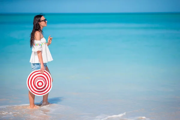 Jong gelukkig vrouw in badpak op wit strand — Stockfoto