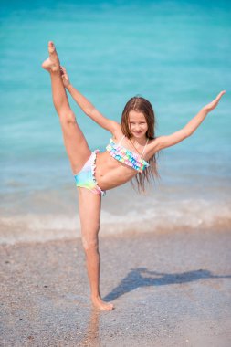 sevimli mutlu küçük kız var eğlenceli plaj tatil