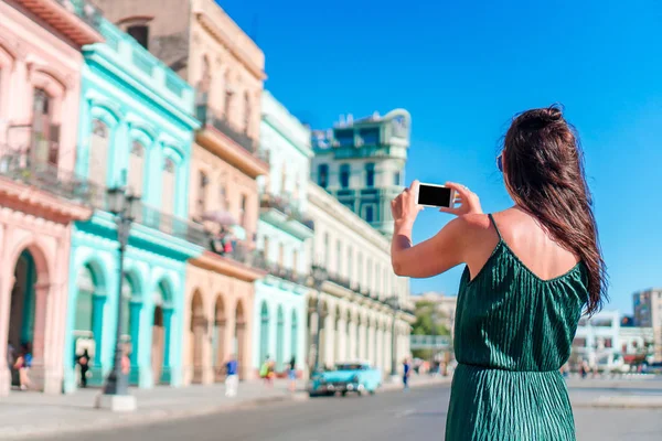 Havana, Küba 'nın popüler bölgesinde bir turist kız. Genç bayan gezgin mutlu gülümsüyor.. — Stok fotoğraf