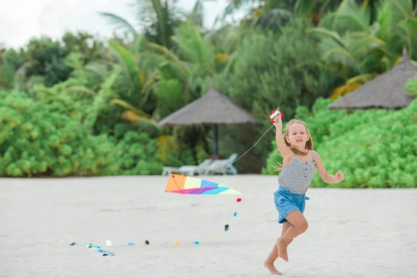 Schattig gelukkig meisje hebben plezier op strandvakantie — Stockfoto