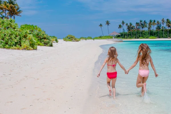 Rozkošné holčičky na pláži během letních prázdnin — Stock fotografie