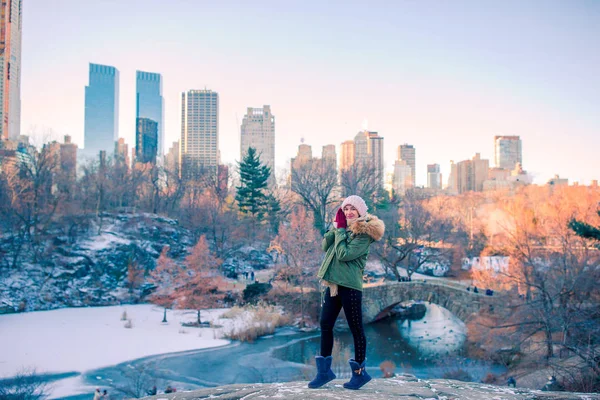 Adorable fille à Central Park à New York — Photo