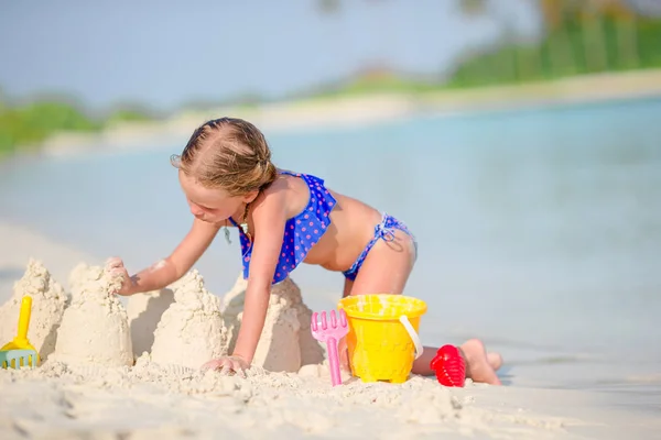 Sevimli Küçük Kız Yaz Maldivlere Tatil Sırasında Plaj Oyuncakları Ile — Stok fotoğraf