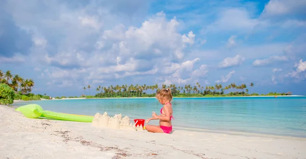 Aranyos kislány játszott játékok beach trópusi nyaralás alatt — Stock Fotó