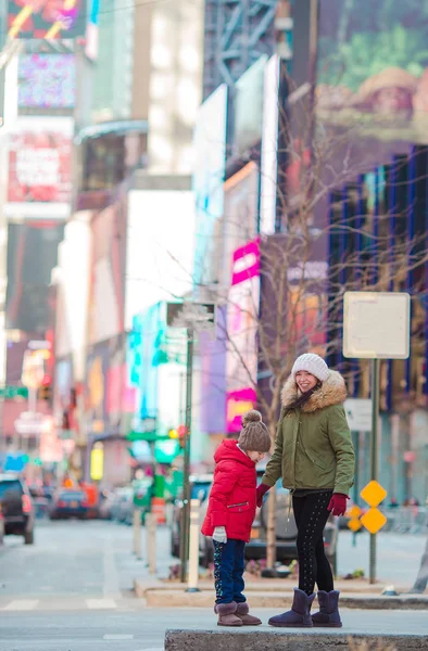 Счастливая мать и маленькая девочка на Манхэттене, Нью-Йорк, Нью-Йорк, США. — стоковое фото