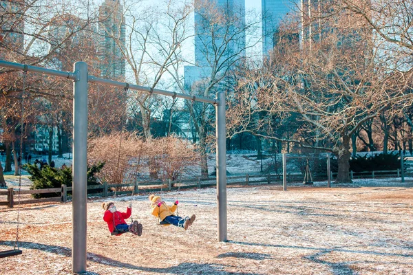 Очаровательные маленькие девочки веселятся в Центральном парке Нью-Йорка — стоковое фото