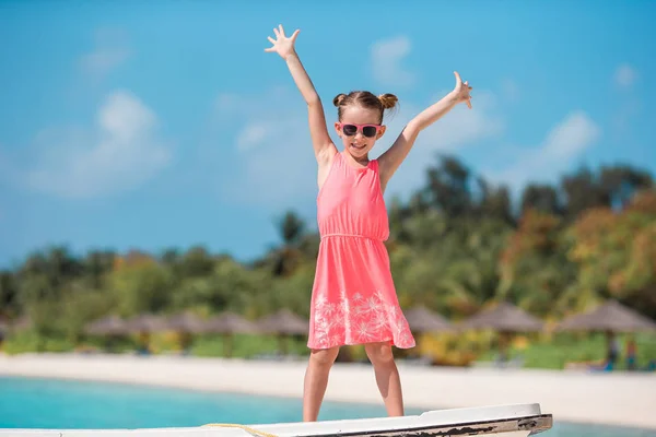 Liebenswertes kleines Mädchen am Strand während der Sommerferien — Stockfoto