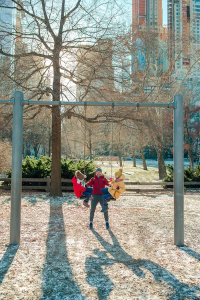 Rodina otce a děti v Central parku se bavit na americké dovolené v New Yorku — Stock fotografie