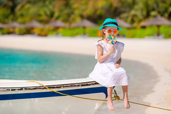 Adorabile bambina in spiaggia durante le vacanze estive — Foto Stock