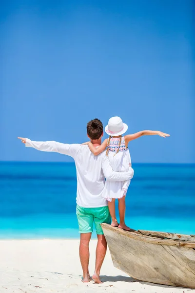 Otec a jeho roztomilá dcerka na pláži — Stock fotografie