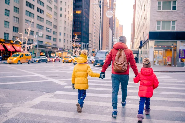 Família de pai e crianças na Times Square durante suas férias em Nova York — Fotografia de Stock