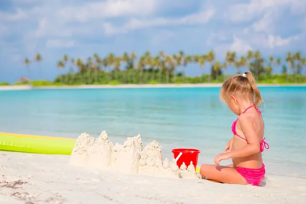 熱帯の休暇中にビーチおもちゃで遊んでのかわいい女の子 — ストック写真