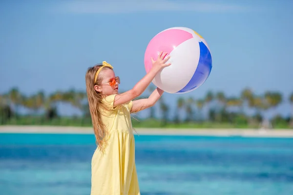 Kleines entzückendes Mädchen spielt im Urlaub mit Luftball — Stockfoto