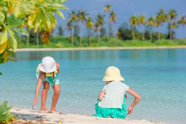 Маленькие очаровательные девочки рисуют картину на белом пляже — стоковое фото