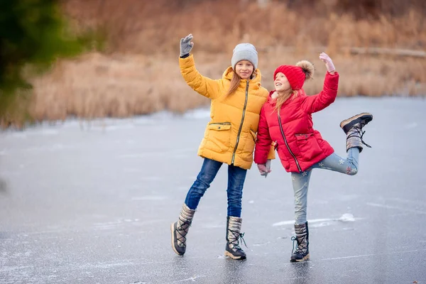 아이스 링크에서 스케이팅 하는 귀여운 어린 소녀 — 스톡 사진