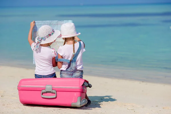 Dziewczynki turystów z duża walizka na tropikalnej plaży biały — Zdjęcie stockowe