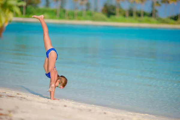 Menina adorável na praia durante as férias de verão — Fotografia de Stock