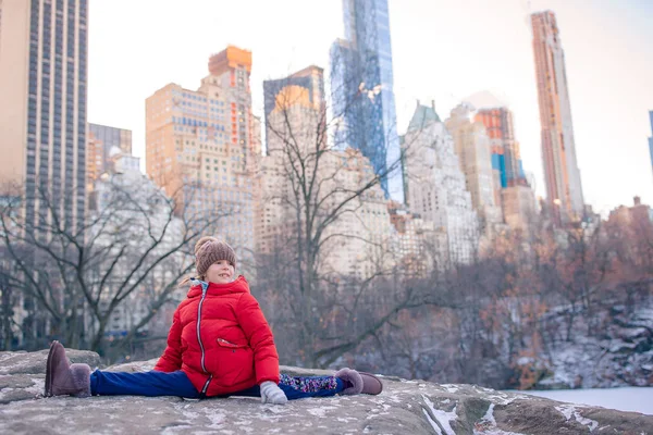 Adorabile bambina con vista sulla pista di pattinaggio a Central Park a New York — Foto Stock