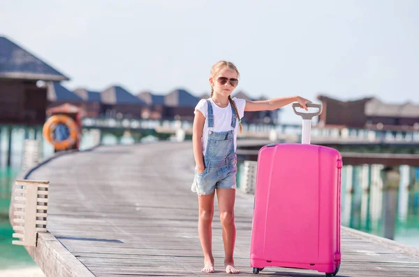 Petite fille adorable avec de gros bagages pendant les vacances d'été — Photo