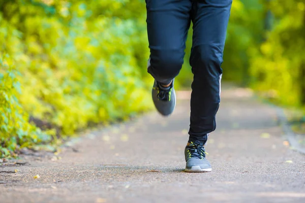 Primo piano sulla scarpa di atleta corridore uomo piedi in esecuzione su strada — Foto Stock