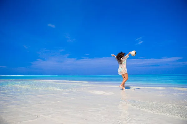 Молодая красивая женщина на пляже во время тропического отдыха — стоковое фото