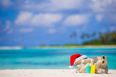 Beyaz tropikal plaj Santa şapka ile plaj aksesuarları
