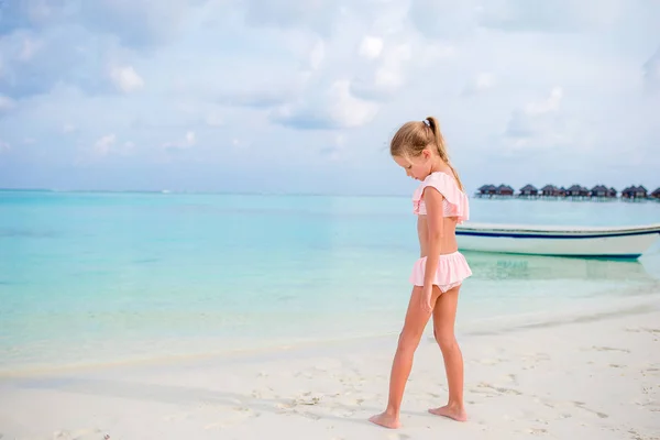 Rozkošná holčička během beach dovolenou s fun — Stock fotografie