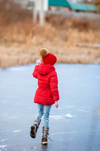 Entzückendes kleines Mädchen beim Schlittschuhlaufen auf der Eisbahn — Stockfoto