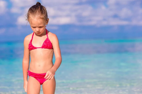 Imádnivaló kislány a strandon a nyári vakáció alatt — Stock Fotó