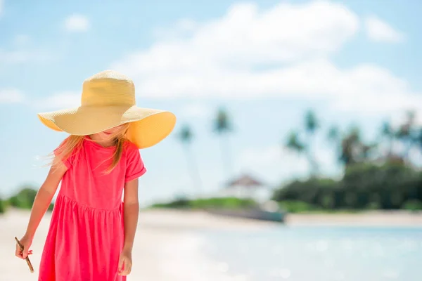 Entzückendes kleines Mädchen mit Hut am Strand während der Sommerferien — Stockfoto