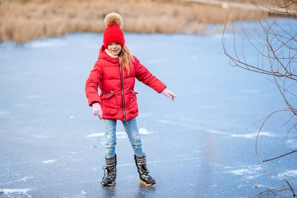 Entzückende kleine Mädchen beim Schlittschuhlaufen auf der Eisbahn — Stockfoto